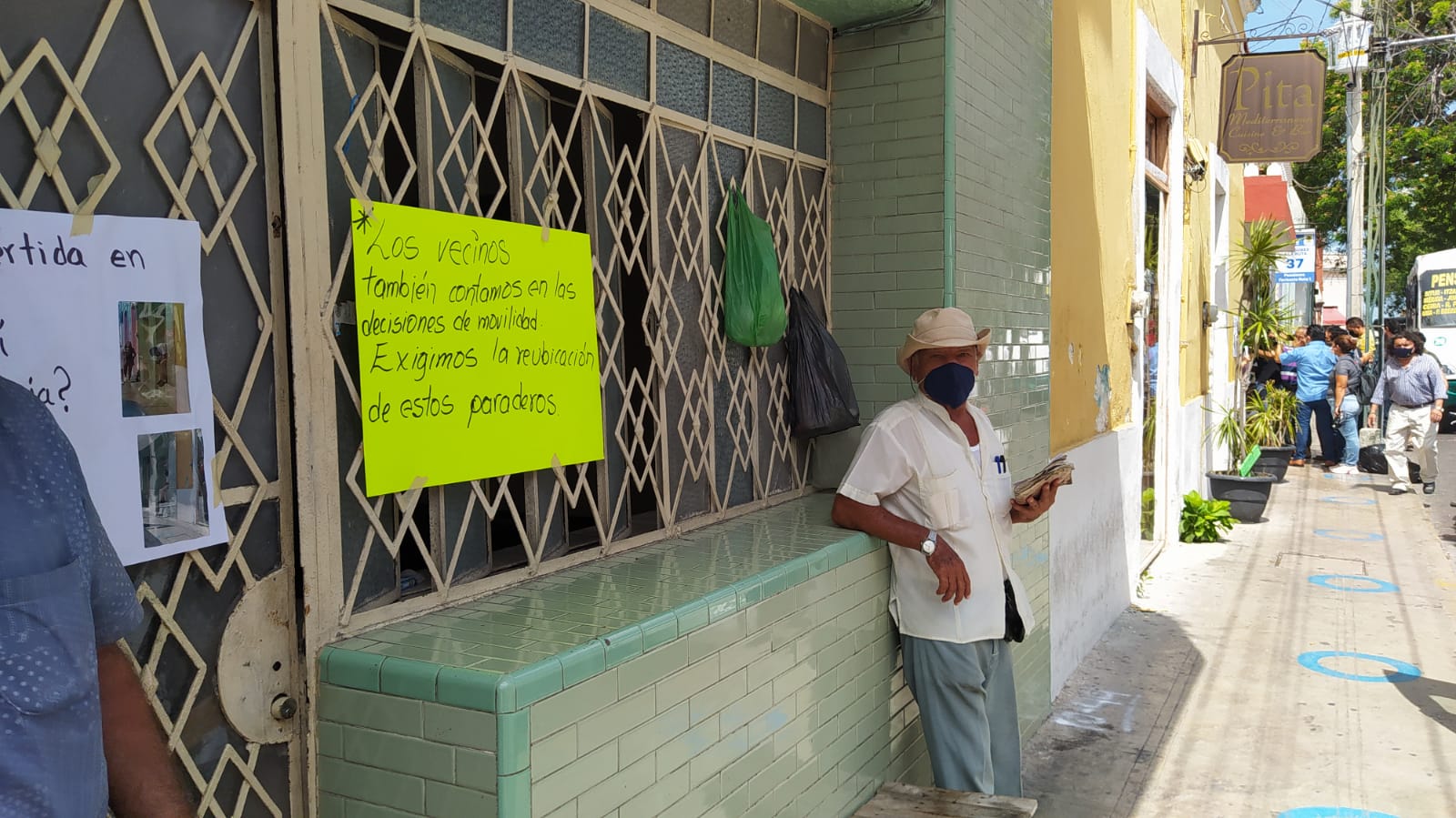 Vecinos del centro de Mérida exigen reubicación de paraderos  